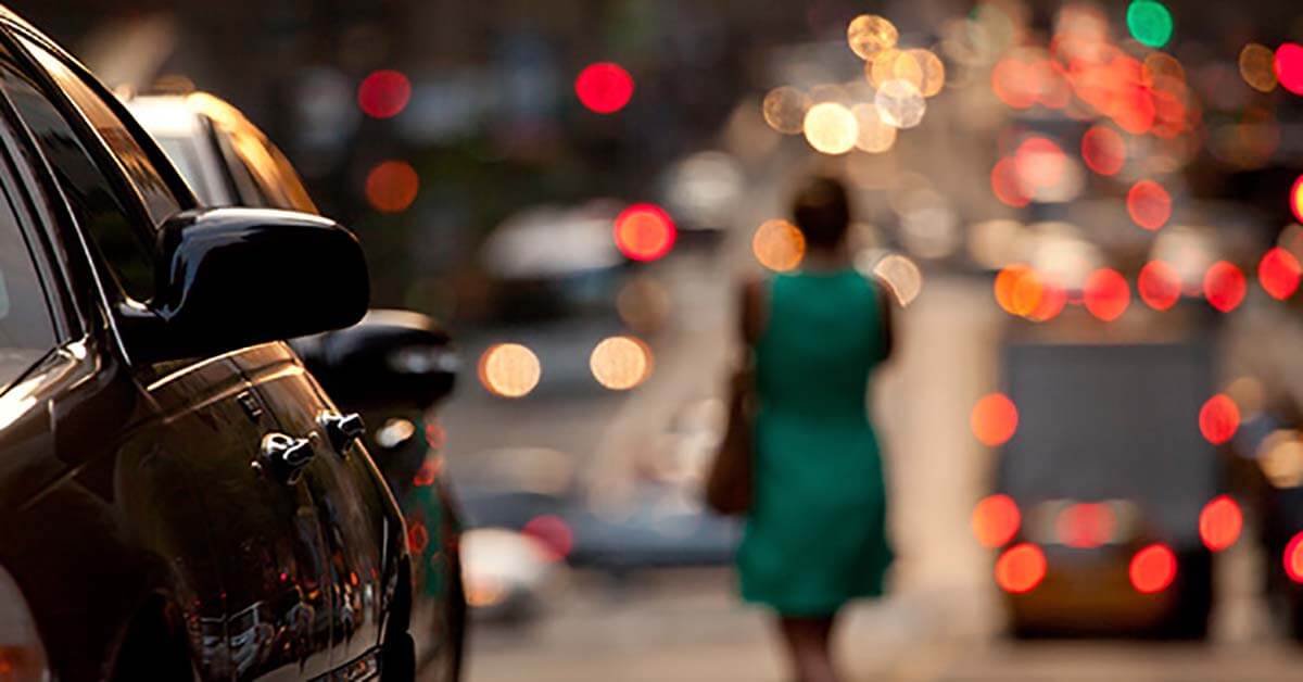 Auto und Frau im Hintergrund