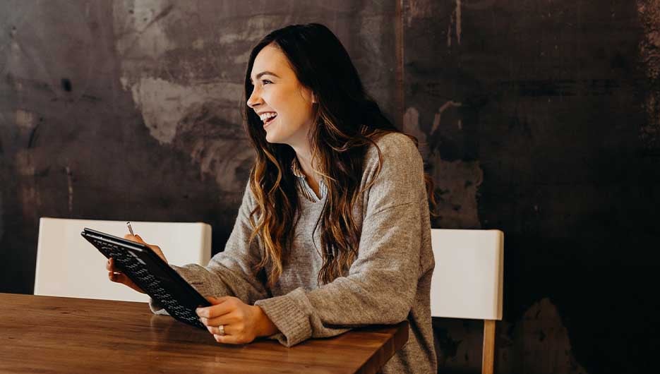 man-sitting-on-laptop