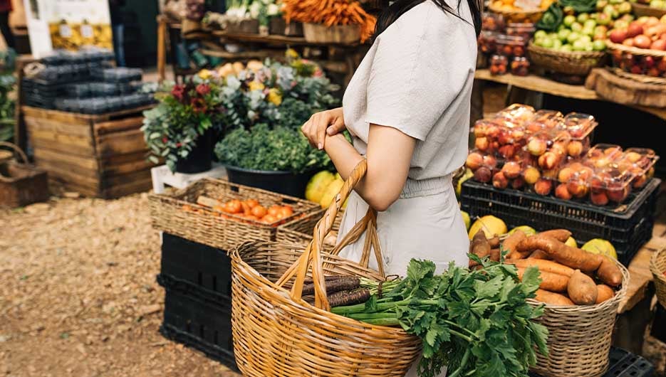 woman shopping at outdoor market