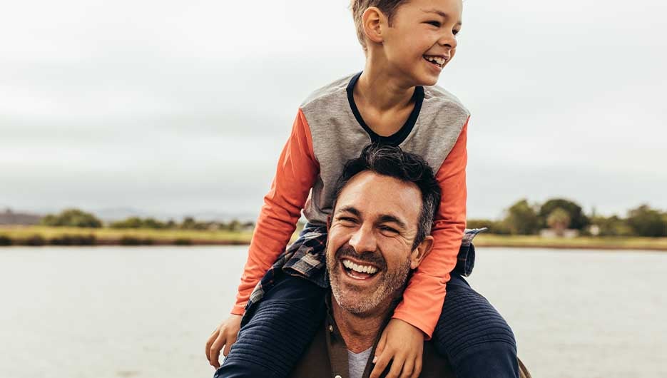 Vater mit seinem Sohn