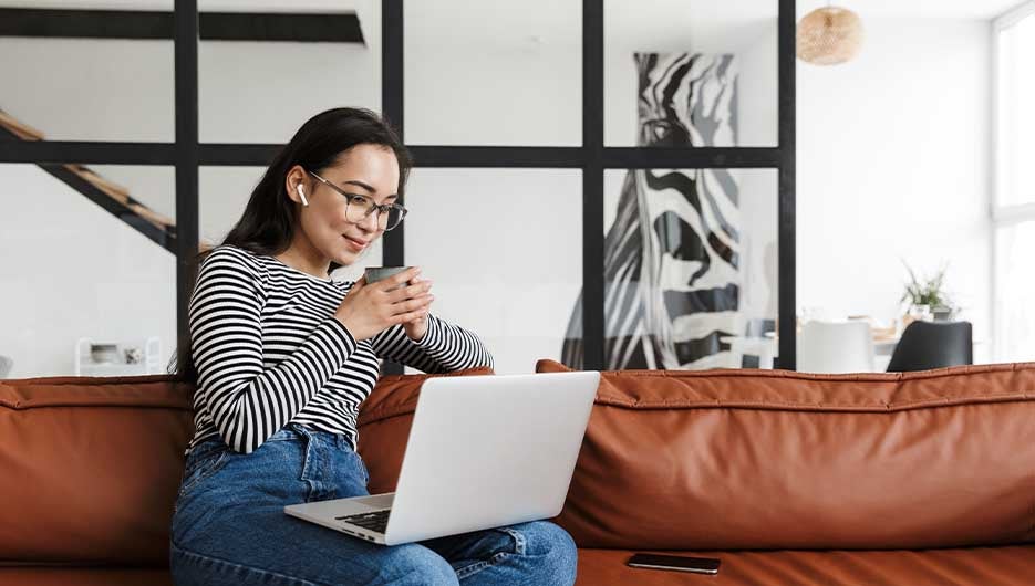 Frau arbeitet aus dem Home Office