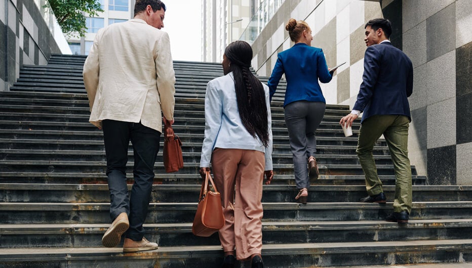 Menschen gehen Treppen hoch 